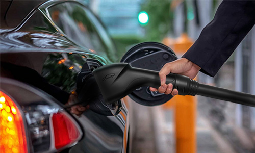 Workersbee liquid-cooled CCS2 DC connector in EV charging application at a commercial charging site Workersbee liquid-cooled CCS2 DC connector in EV charging application at a commercial charging site