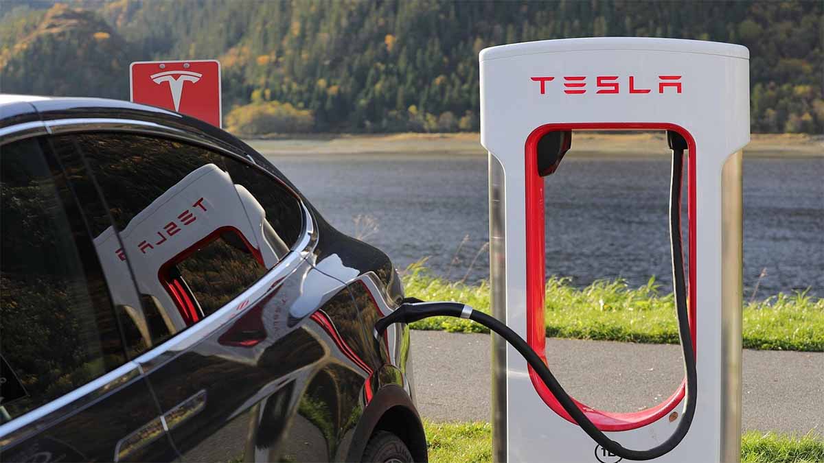 Qu'est-ce que le connecteur Tesla NACS (SAE J3400) ?