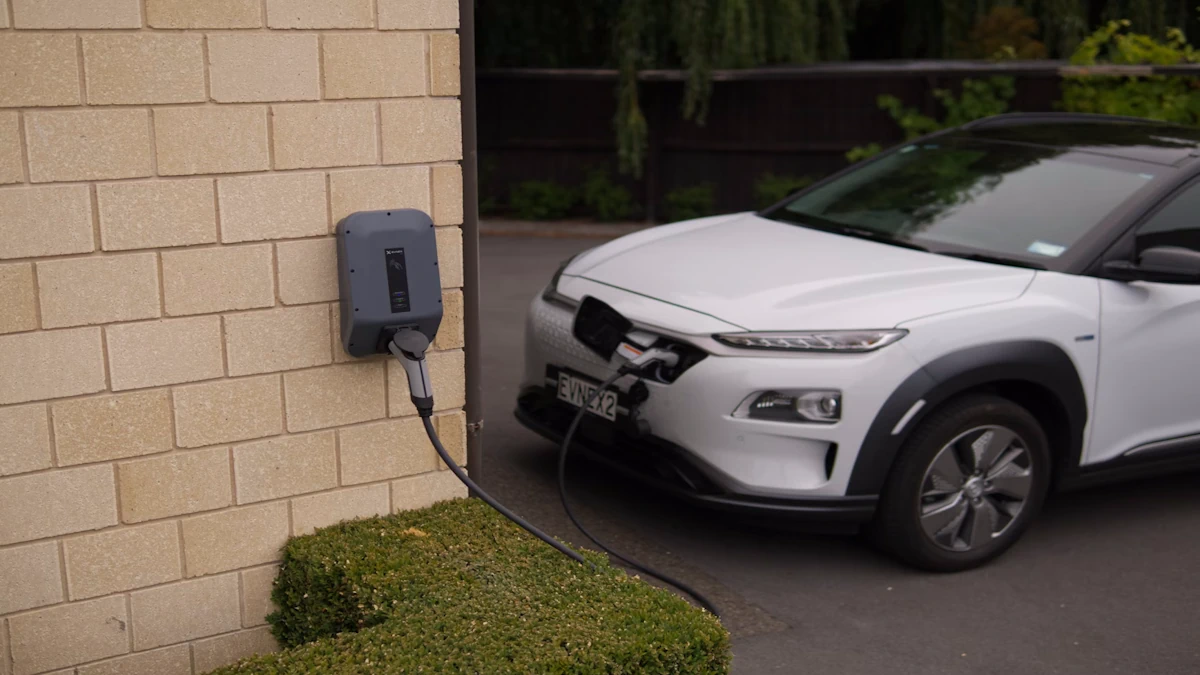 Recharger sa voiture électrique à domicile : le guide complet 2025